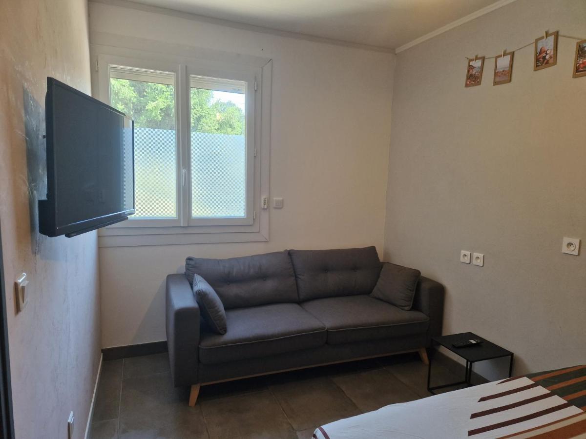 Appartement Independant Dans Maison Avec Jardinet, Au Calme Sérézin-du-Rhône Exteriör bild